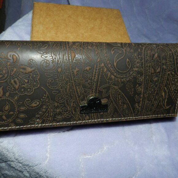 NEW AMERICAN BISON TOOLED GENUINE LEATHER  BROWN WALLET WOMENS🆕🏃🏻💨🚚 - Picture 2 of 14